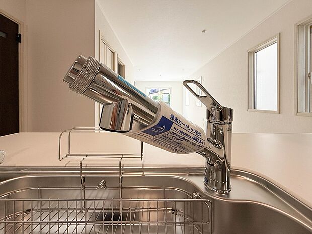 2号棟【浄水器一体型混合水栓】 一つの蛇口で「原水(水道水)」「シャワー」「浄水」を切り替えられる、浄水器を内蔵した混合水栓です。浄水は、水栓本体の首部分に付属のカートリッジをセットして使…