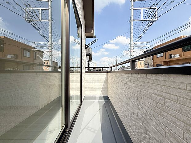 2号棟【バルコニー】朝の澄んだ空気や、夕方に吹く清々しい風を五感で感じられるバルコニー。屋外にあって、住まいの中でも本当の自然を感じられるスペースです。