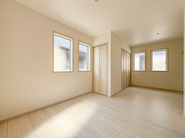 2号棟【2階 6帖 洋室】シンプルにデザインされた室内。