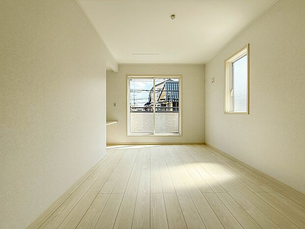 2号棟【2階 4.5帖 洋室】柔らかな陽光とフローリングの色味が調和した快適な空間。