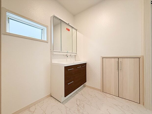 2号棟【ランドリースペース】毎日使う洗濯機。しっかりと奥行きのある置き場が確保されています。