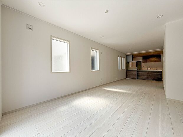 2号棟【LDK20帖】爽やかな日差しが差し込む明るいリビングです。