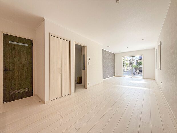 2号棟【LDK20帖】室内には豊かな陽光が注ぎ込み、爽やかな住空間を演出。