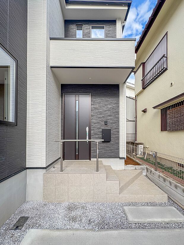 【玄関】家の顔となる玄関は、高いデザイン性が求められます。高級感と断熱性、防犯性に優れた玄関ドアを標準装備。ピッキング対策のセキュリティサムターン等、防犯に考慮しました。