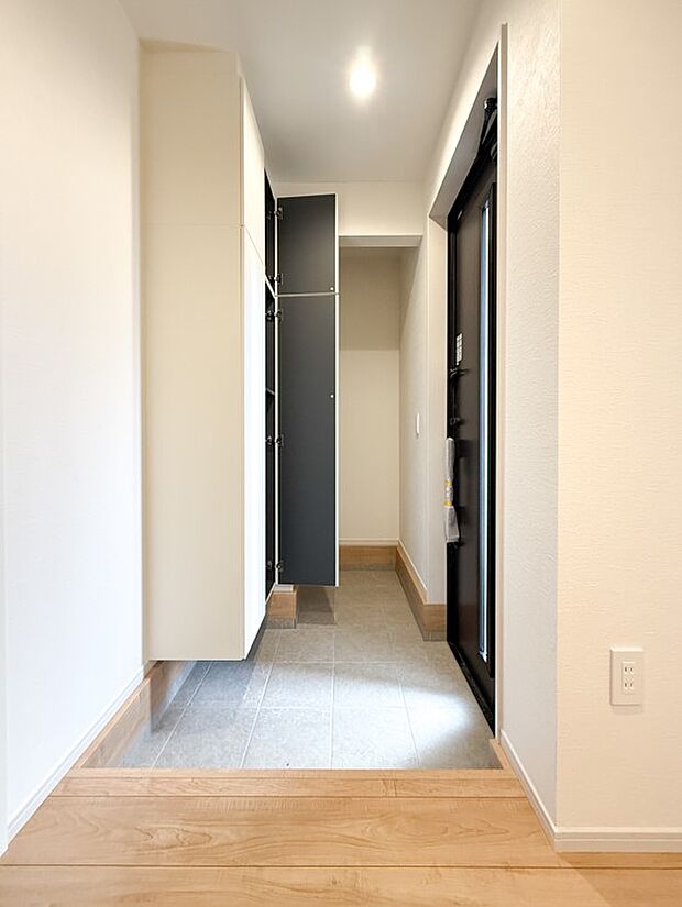 【玄関】明るい光が差し込む広々とした玄関は、家族の靴やベビーカーもすっきり収納できる大容量のシューズクロークを完備。毎日を快適に始める、洗練された空間です。