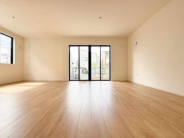 【LDK20.5帖】南向きの大きな窓から陽光が降り注ぐ、明るく開放的なリビング。家族が自然と集まり、笑顔あふれる毎日を育む、心地よい空間です。