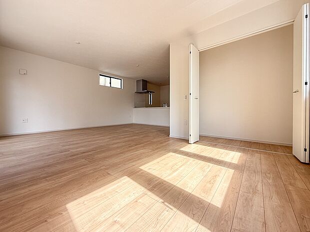 【LDK20.5帖】陽光が降り注ぐ明るいリビングは、家族が自然と集まる憩いの場。広々とした空間で、お子様がのびのびと育ち、笑顔あふれる毎日を育めます。