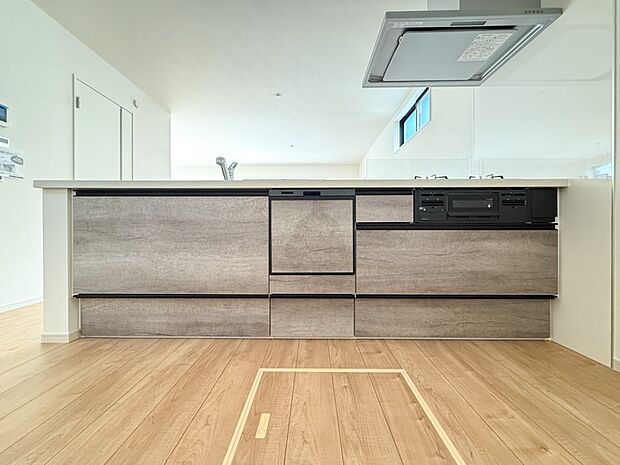 【キッチン】家族の会話が弾む、明るく開放的なキッチンです。機能的なシンクとコンロ、豊富な収納で、毎日の家事もスムーズに。お子様と一緒に料理を楽しむ時間も増えそうですね。