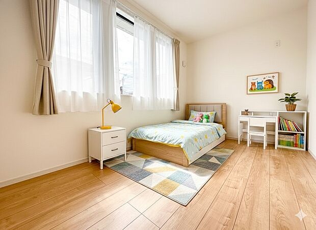 【洋室】明るい陽光が降り注ぐ洋室は、お子様の遊び場やスタディスペースに最適です。※現況の物件写真に、CGによる画像処理(家具等の配置)がされています。