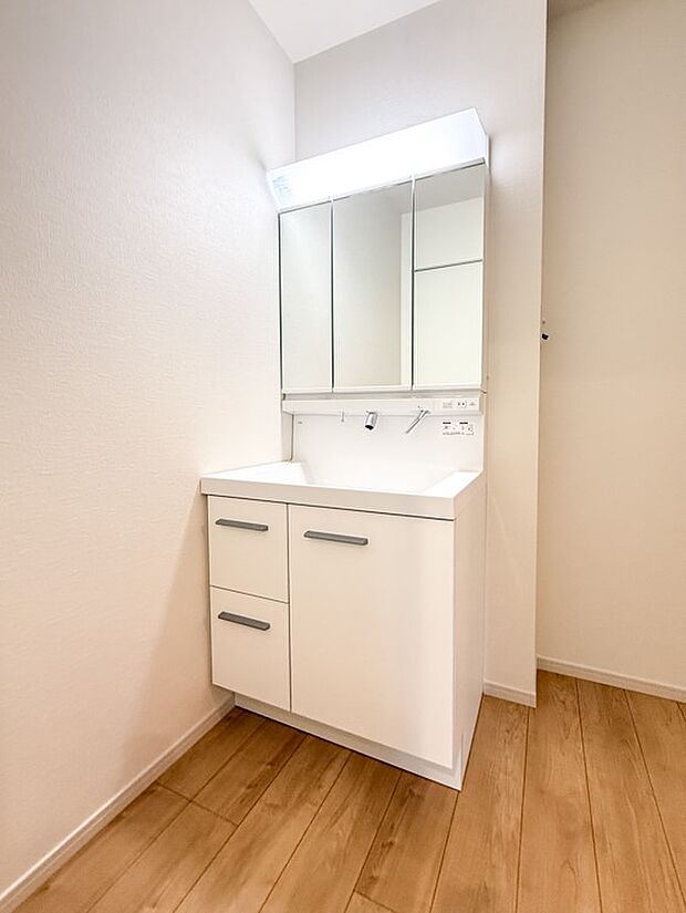 【三面鏡洗面化粧台】 ミラーを手前に引けば、楽な姿勢で髭剃りやメイクができます。合わせ鏡にすればヘアスタイルのチェックもラクラク。洗面化粧台のミラー裏にはたっぷり入る収納スペースを設けてい…