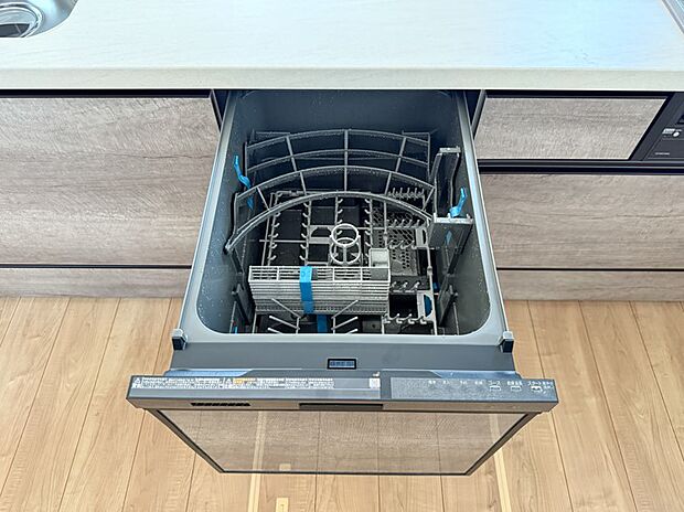 【ビルトイン食器洗浄乾燥機】家事の負担を軽減し、手洗いの手間を省くことができます。高温洗浄で食器を清潔に保ち、節水効果も期待できます。