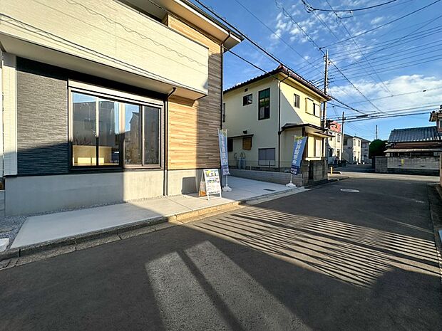 車通りの少ない閑静な住宅街に位置しております。良好な環境で、子育てへの【外観】安心感と親子の楽しみが倍増。人の生活に欠かすことの出来ない潤いが存在します。