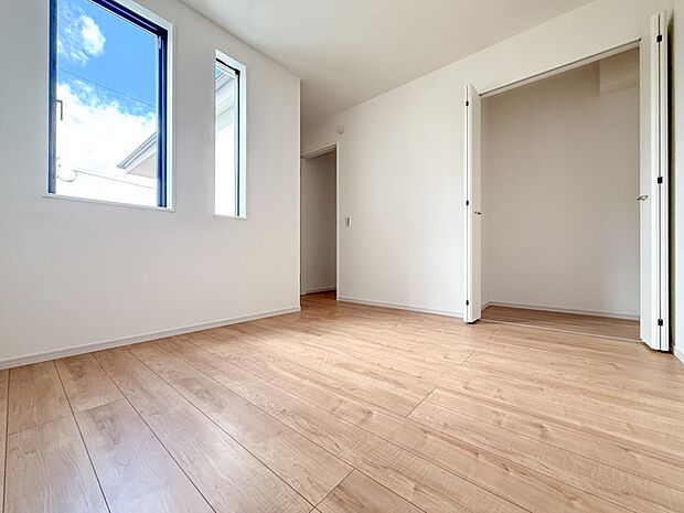 【洋室】陽光が降り注ぐ明るい居室は、お子様の成長に合わせて様々に活用できる自由な空間。収納も完備し、家族の暮らしを豊かに彩ります。