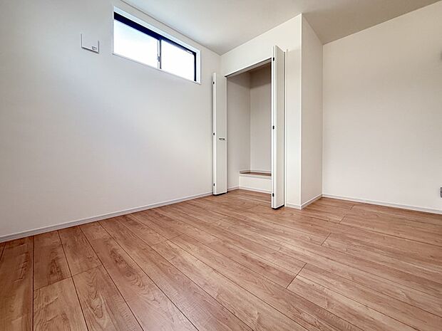 【洋室】こちらの物件が少しでも気になるようでしたら、お気軽にお問合せください。人生でいちばん大きなお買い物ですので、ゆっくりご見学ください。ネット上の画像と実際の見学では、リアル感がまるで違…