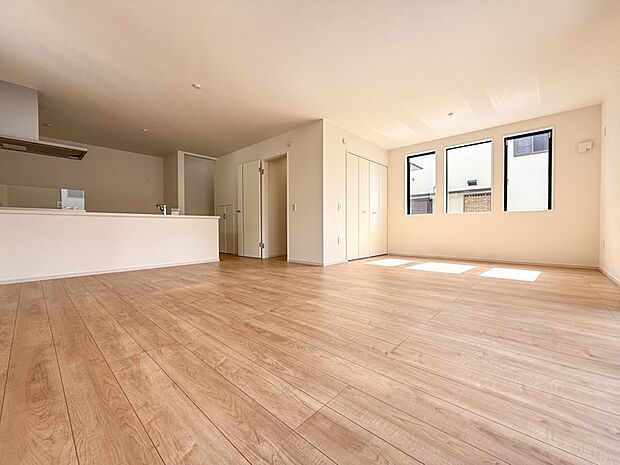 【LDK20.5帖】南向きの窓から光が降り注ぐ、明るく開放的なリビング。広々とした空間で、家族の笑顔が自然と集まります。対面キッチンで会話も弾む、心地よい団らんの場所です。