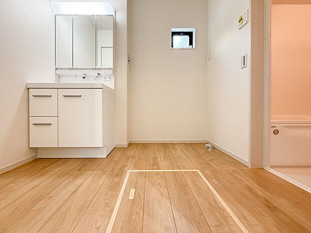 【洗面所】明るく清潔感あふれる洗面所は、家族みんなが気持ちよく使える空間です。三面鏡裏収納で小物もすっきり片付き、忙しい朝の準備もスムーズに。