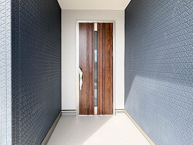 1号棟【玄関】玄関はおうちの顔と言われます。玄関アプローチは、外観デザインの印象を左右します。ご家族の個性を出しながら、素敵な玄関でお客様をお迎えしてください。