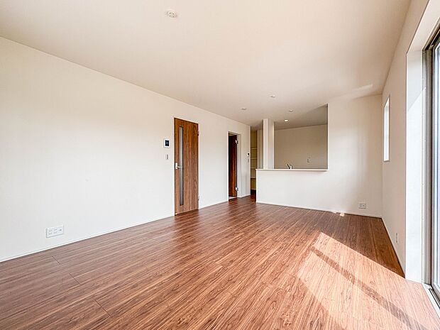 1号棟【LDK16.75帖】うららかな陽射しがどのお部屋にも降り注ぎますように、快適さを追求した間取設計。得難い立地環境での生活を恵みの豊かな永住の地へと変えてくれます。