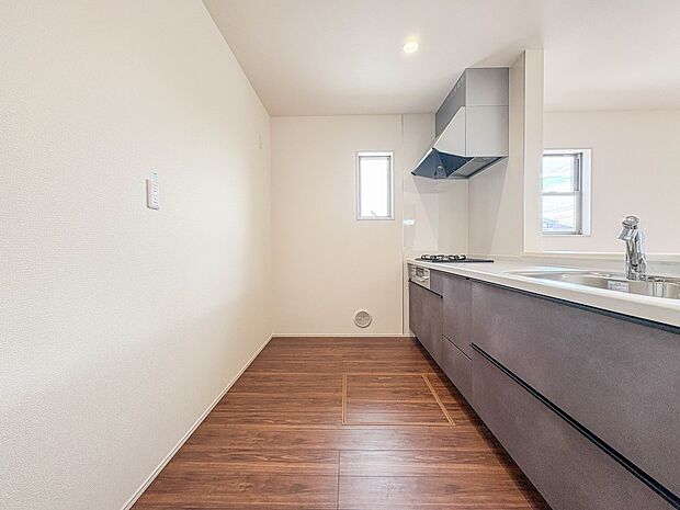 1号棟【キッチン】ナチュラルな自然光の中での調理。会話が弾む対面型キッチン。お洒落な食器類を余裕で収納できるスペース。動きやすい女性目線のキッチン動線。これからはお料理をつくる時間が劇的に変…