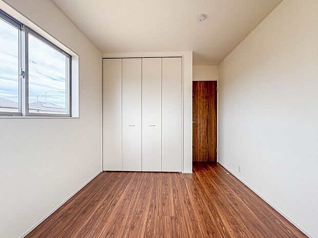 1号棟【洋室5.25帖】 昨今のトレンドになりつつあるのが、広過ぎず、快適すぎない子ども部屋。勉強と寝るだけの部屋にすることで閉じこもりがなくなり、リビングで過ごす時間が増えると言われてい…