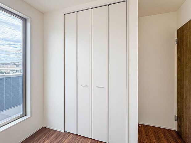 1号棟【収納】壁面クローゼットのメリットは、衣類が横一列に並ぶためひと目で洋服が選びやすいこと。衣類をたくさんお持ちの方も、限られたスペース内に無理なく収納することができます。