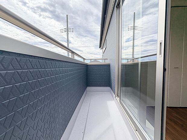 1号棟【バルコニー】  バルコニーから差し込む陽光・通風は、住環境・快適性と共に有り続ける貴重な「財産」です。