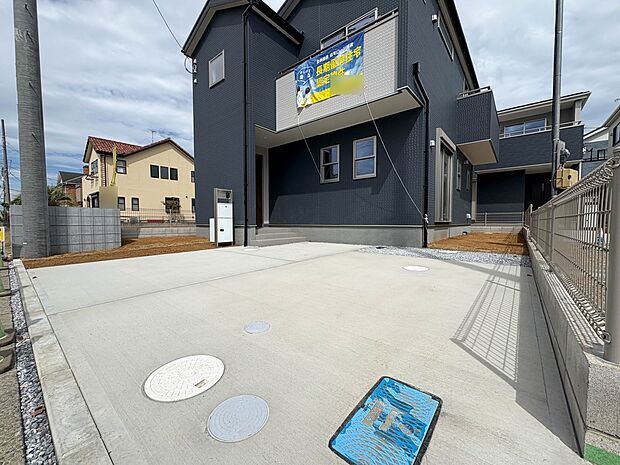 1号棟【駐車場】毎日の生活にマイカーが必須という方は、購入を検討する際、駐車場があることは大事な条件です。毎日の通勤や家族の送迎、買い物やお出かけなどクルマのある暮らしを満喫したい方は要チェ…