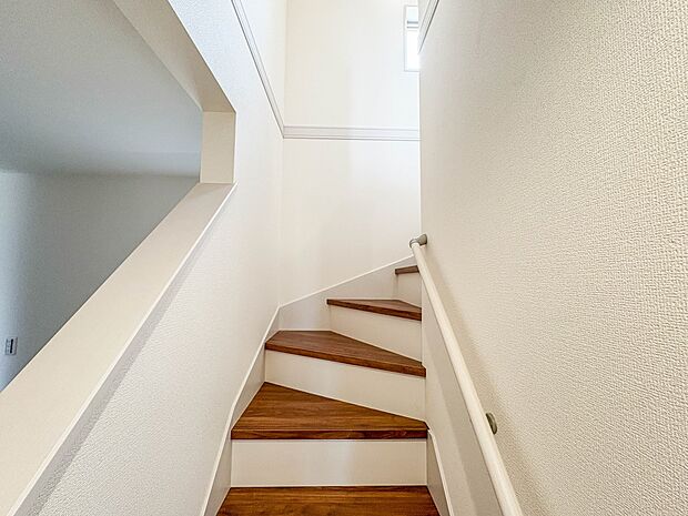 1号棟【手すり付階段】手すりがないと階段の昇り降りで危険なことはもちろん、壁に手をつきながら歩くことで壁紙が汚れやすくなります。すべての方に快適に昇り降りしていただくため、手すりを設置しまし…