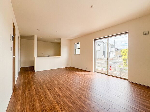 1号棟【LDK16.75帖】会話でホッとコミュニケーションできるリビング。料理でホッとハピネスになるキッチンなど。人をホッとさせる最新設備・仕様を採用しています。