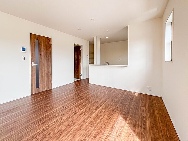 1号棟【LDK16.75帖】ダイニングテーブルを置いても十分な広さが確保されています。