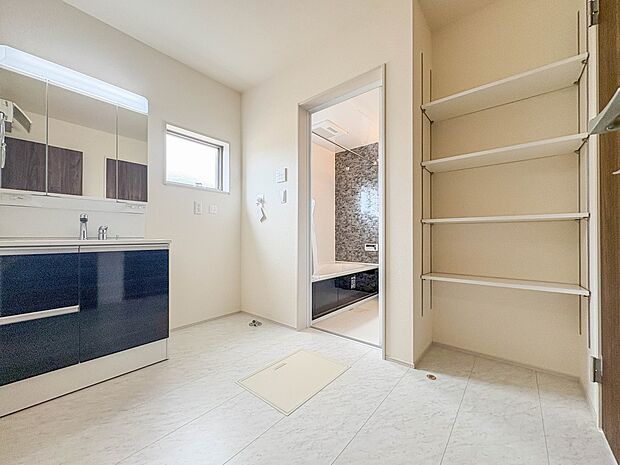 1号棟【脱衣所】洗面所は小さなプライベートスペース。歯磨き、洗顔と毎日施す個人空間。