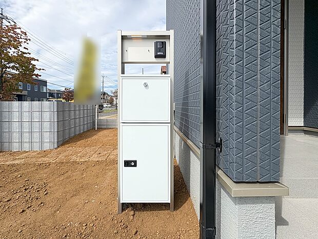 1号棟【郵便受け】郵便物には、ご家族の情報やクレジットカード・銀行口座情報など、個人情報が満載です。鍵付きのポストが、ご家族の個人情報をしっかりと守ります。