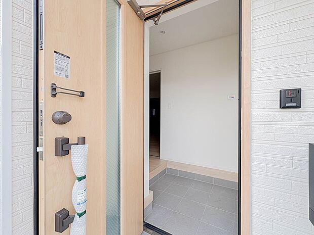 【玄関】こちらの物件が少しでも気になるようでしたら、お気軽にお問合せください。人生でいちばん大きなお買い物ですので、ゆっくりご見学ください。ネット上の画像と実際の見学では、リアル感がまるで違…