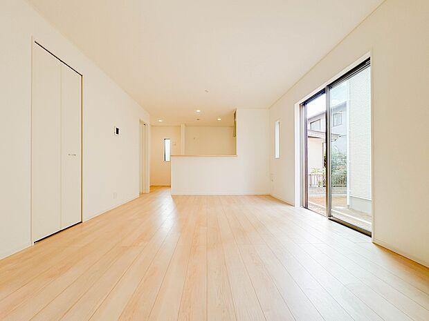 【リビング】光が溢れ、風も溢れ、居心地のよい住空間、自然体で過ごせる住空間にリビングを。それは住むというシンプルなカタチをどこまでも追求してきた結果です。新築の厳かな居住性を身体全体で感じて…