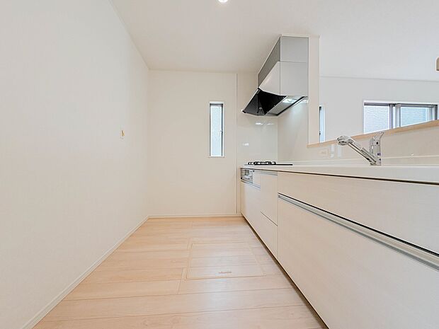 【キッチン】重視したのが奥さま目線でした。その発想で調理に便利な三口コンロや野菜や食器を洗うワイドな洗い場をシステムキッチンに採用。奥さまが喜ぶキッチンを目指しました。