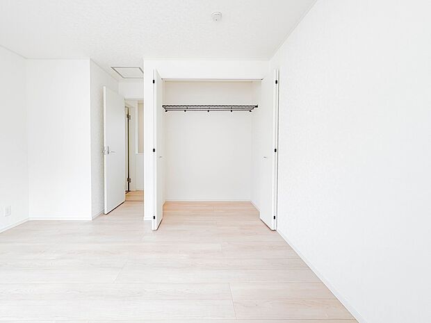 　昨今のトレンドになりつつあるのが、広過ぎず、快適すぎない子ども部屋。勉強と寝るだけの部屋にすることで閉じこもりがなくなり、リビングで過ごす時間が増えると言われています。