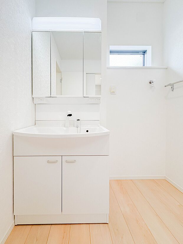 明るく収納も豊富で機能的な洗面化粧台。ランドリースペースも含めた脱衣所。