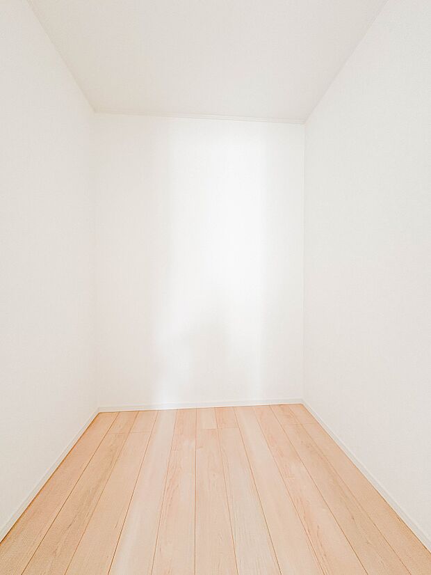 【ウォークインクローゼット】  たくさんの洋服をかけてもシワになりにくいウォークインクローゼット。洋服以外にも、普段使わない家電やスーツケース、ストック品など何でも片付く嬉しい空間です。