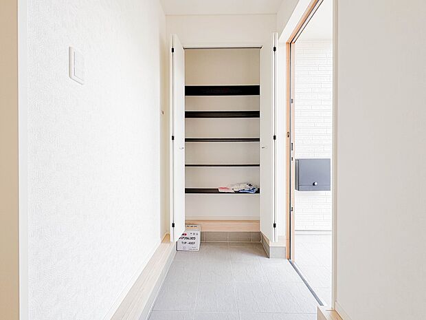 【シューズボックス（下駄箱）】  大型のシューズボックスには靴やブーツ、サンダルはもちろん、ハンカチや手袋、バック類などのお出かけ用品、印鑑や朱肉なども収納可能です。