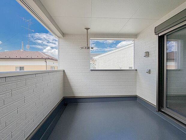 早朝の空気と微風が気持ちよい夕方の空気を感じられるバルコニー。住まいの中の屋外スペース。心が自然と戯れる特別な空間です。