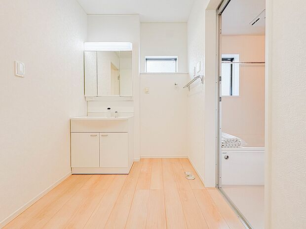 洗面所は小さなプライベートスペース。歯磨き、洗顔と毎日施す個人空間。小窓も設置して、熱気などを開放して、爽やかなスペースになるように設計されています。