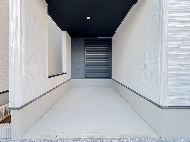 家の前をまっすぐの通りが走っている。クルマは少なく、人々は毎朝、ウォーキング、ジョギング、犬の散歩など、フリーな朝時間を過ごしている。