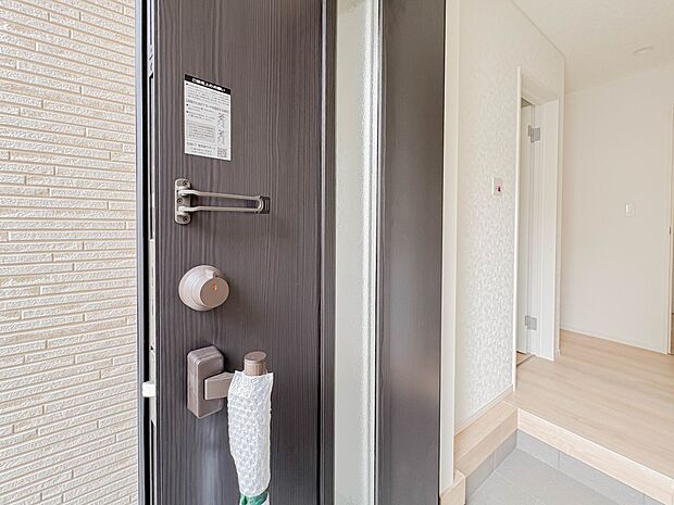 玄関はその家と住まう人を印象づけます。デザイン、機能性の存在感が大切になるわけですね。優れた防犯性、断熱性も求められます。家は玄関から始まります。