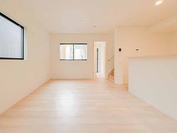 【リビング】光が溢れ、風も溢れ、居心地のよい住空間、自然体で過ごせる住空間にリビングを。それは住むというシンプルなカタチをどこまでも追求してきた結果です。新築の厳かな居住性を身体全体で感じて…