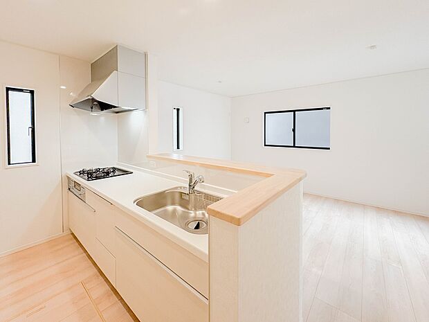 カウンターキッチンなら、リビングで遊ぶ子供の様子を見ながら料理ができるので安心です。料理を運んでもらったり、子供にお手伝いしてもらいやすいのもいいですね。