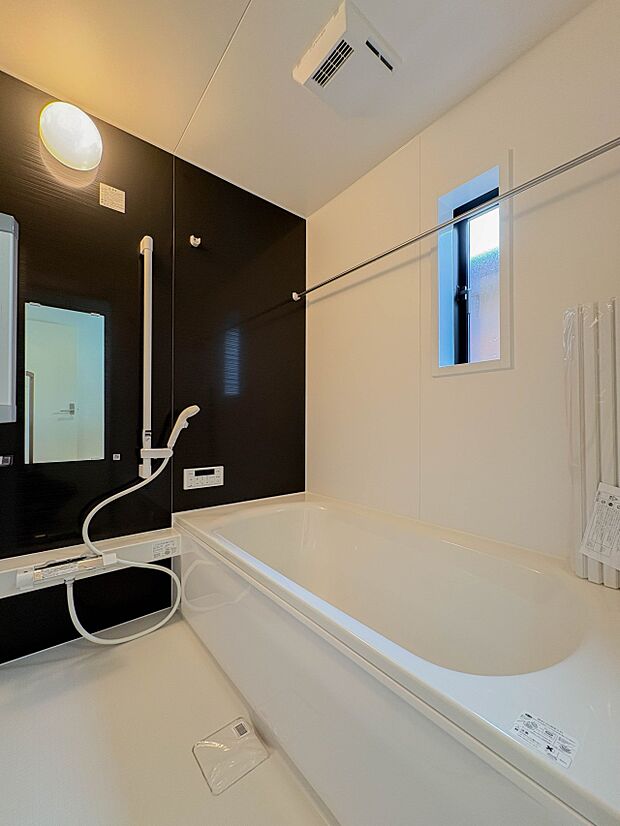 1坪サイズのゆったりした浴室。一日の疲れを癒してくれる空間です。使いやすさと上質な質感を両立して、単なる習慣から特別な時間に変わるはず。