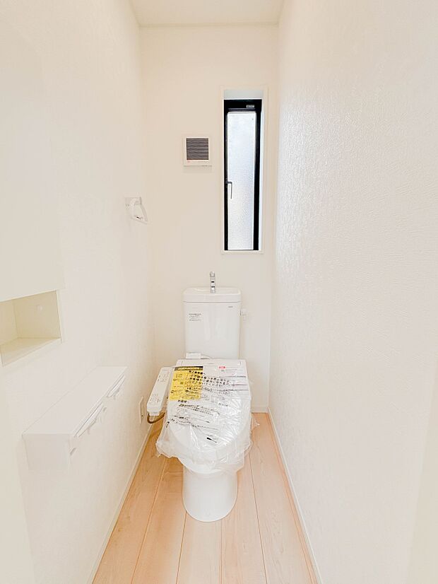 【トイレ】トイレ・ウォシュレット付。快適で衛生的な洗浄機能付温水シャワートイレです。