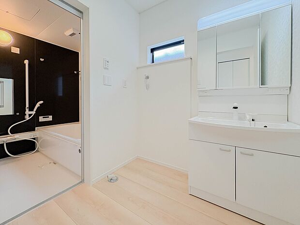 【洗面台】 十分な大きさの洗面台は、身だしなみチェックや歯磨きなど、朝の慌ただしい時間でもホテルライクなスペースで余裕とゆとりを感じて頂けます。