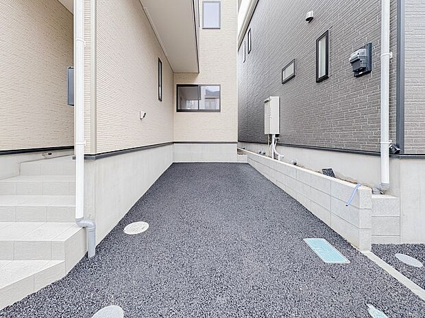 【駐車場】毎日の生活にマイカーが必須という方は、購入を検討する際、駐車場があることは大事な条件です。毎日の通勤や家族の送迎、買い物やお出かけなどクルマのある暮らしを満喫したい方は要チェック。…