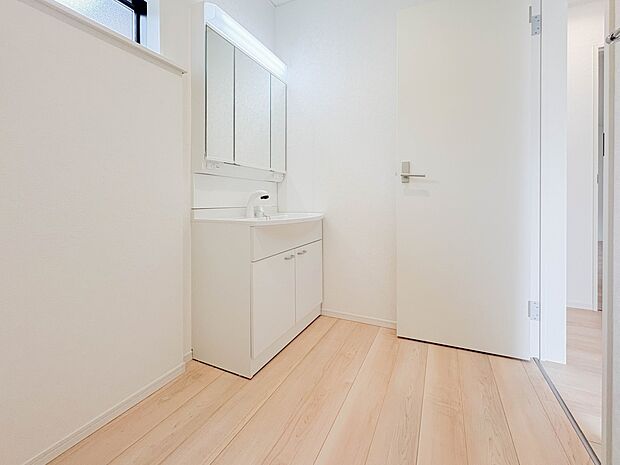 洗面所は小さなプライベートスペース。歯磨き、洗顔と毎日施す個人空間。小窓も設置して、熱気などを開放して、爽やかなスペースになるように設計されています。